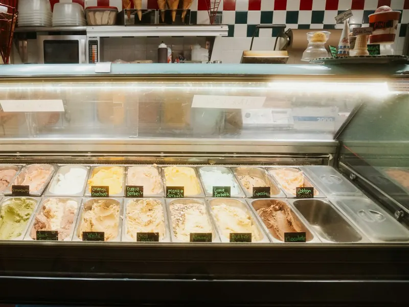 Banco refrigerato con le vaschette in un bar